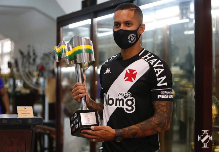 Picoense Romulo é apresentado de volta ao Vasco e afirma: “Um dos dias mais felizes da minha vida”