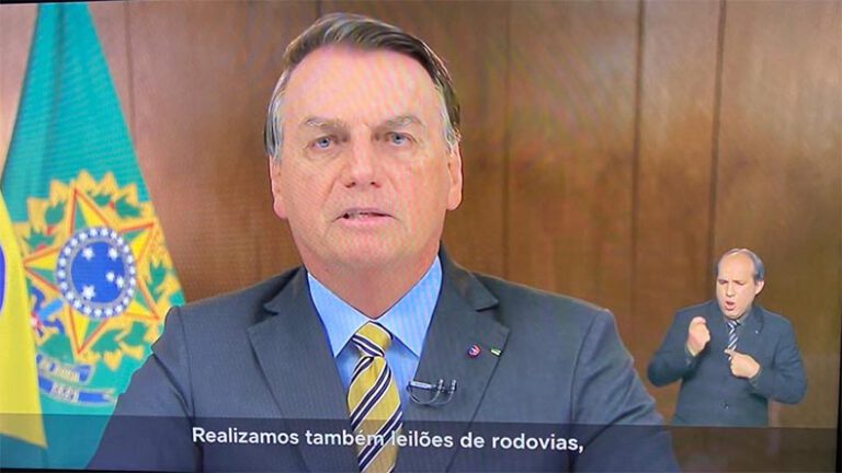 Sob protestos, Bolsonaro defende vacina em pronunciamento, destaca PIB e critica isolamento