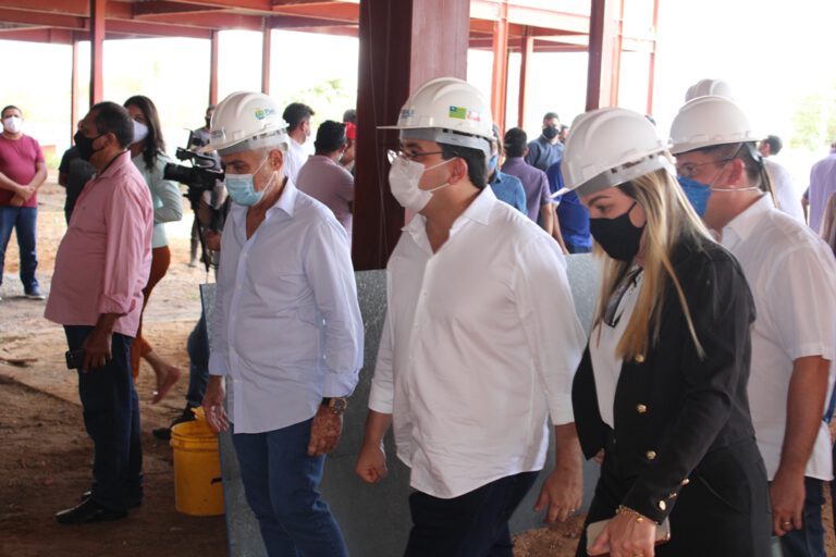 Rafael Fonteles vistoria andamento da obra do novo Hospital Regional de Picos
