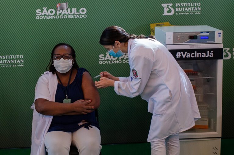 “Sou prova viva que todas as vacinas são seguras”, diz 1ª vacinada no Brasil