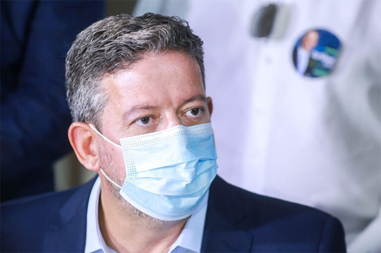 Lira ironiza CPI e sinaliza que não dará sequência, por ora, a pedido de impeachment contra Bolsonaro