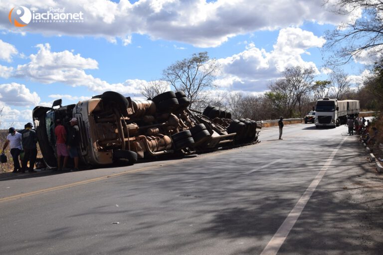 Carreta tomba na ladeira de Fátima do Piauí em Picos