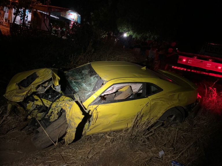Camaro amarelo e pick-up S10 ficam destruídos em acidente na BR 316