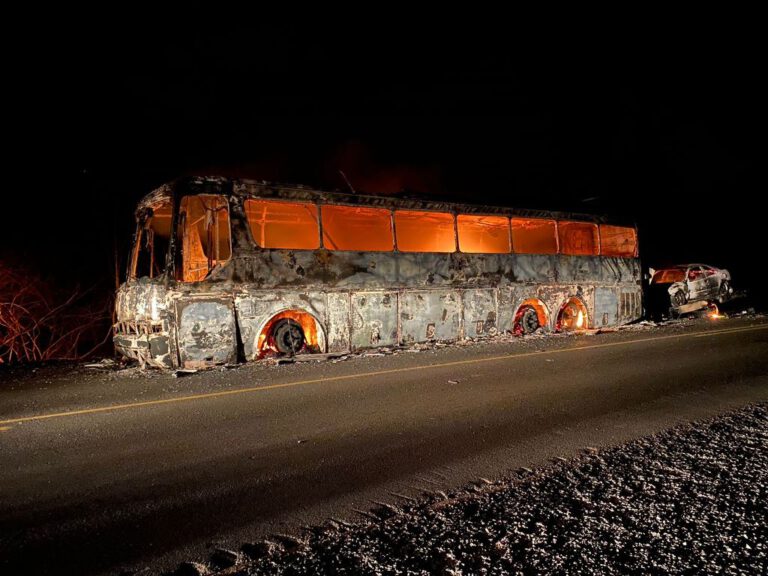 Ônibus pega fogo em Ipiranga do Piauí e fica completamente destruído