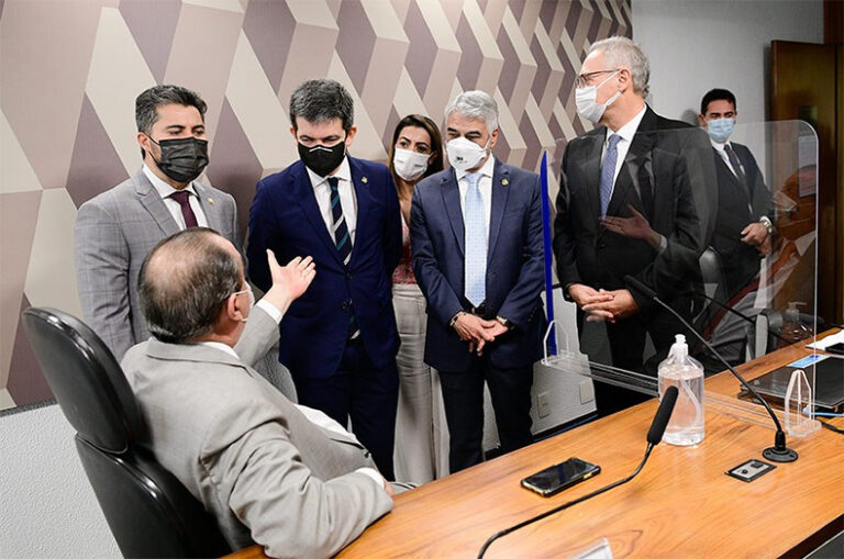 Randolfe quer cúpula da CPI no Conselho para ‘tomar depoimento’ de Bolsonaro