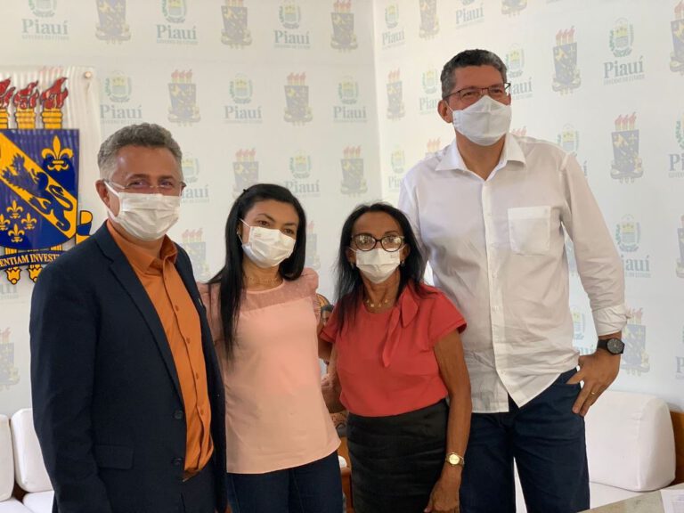 Classificados no concurso de professor efetivo são empossados na reitoria da UESPI
