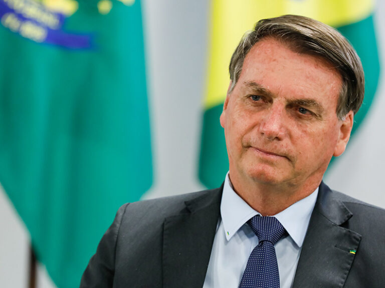 Bolsonaro recua após ameaças diz que não teve intenção de agredir Poderes