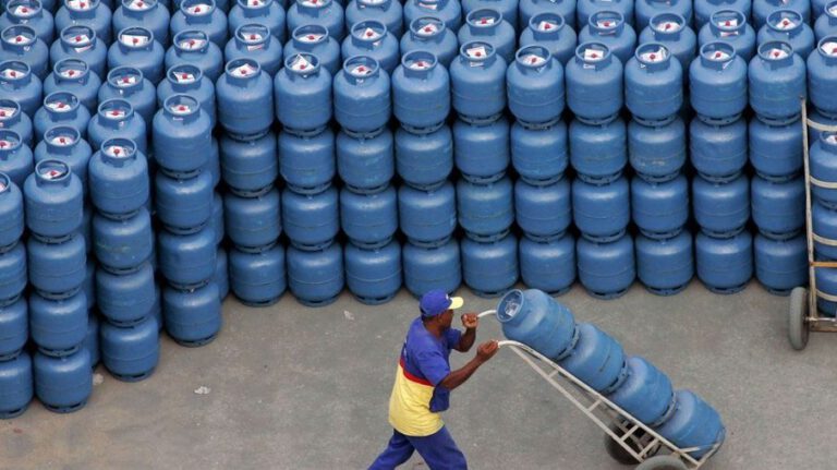 Petrobras anuncia reajuste da gasolina e do gás de cozinha em 7,2%