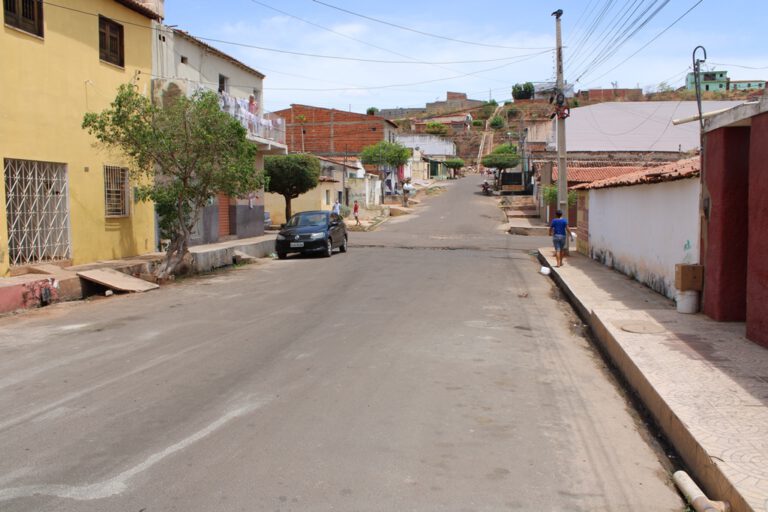 Moradores da Rua Elizeu Nunes em Picos denunciam furto da fiação elétrica das casas
