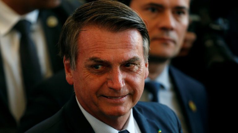 Sem vacina, Bolsonaro é barrado em jogo do Santos