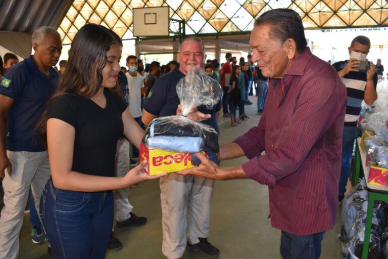 Prefeitura de Picos entrega fardamento aos alunos da primeira Escola Cívico-Militar do município