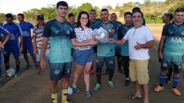 Valdenilson e Valéria participam de encontro com correligionários e fazem doação de bolas de futebol para partida amistosa