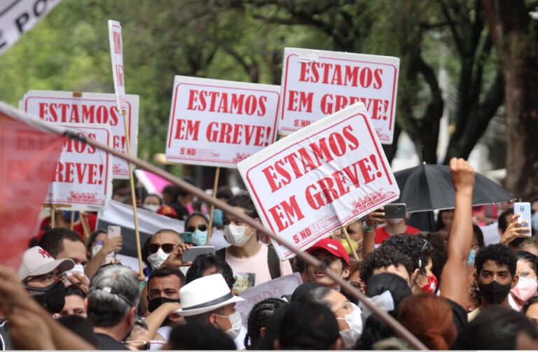 Professores do estado encerram greve que já durava 4 meses