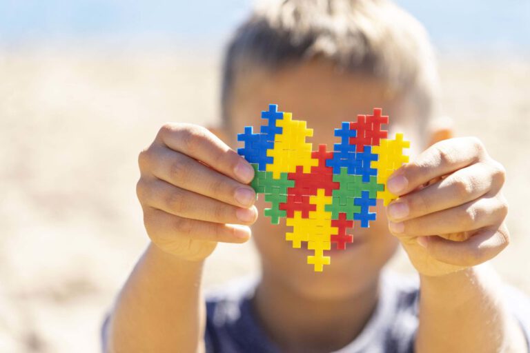 Dia do Orgulho Autista: Ser autista não significa ser doente, mas sim ser diferente