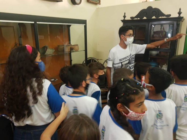 Escola Municipal Acelino Araújo de Valparaíso promove aula campo sobre História de Picos com alunos do ensino fundamental