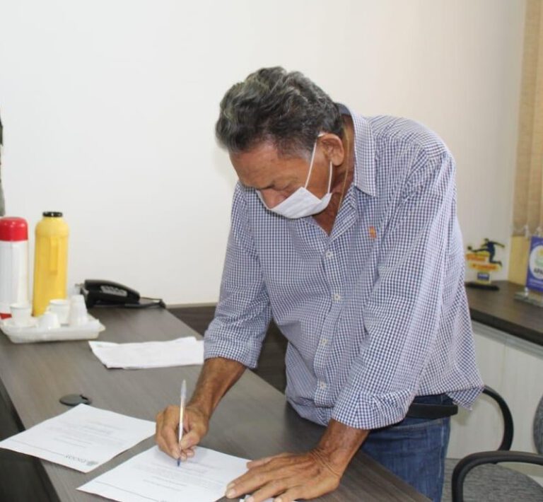 Prefeito Gil Paraibano efetua pagamento da primeira parcela do 13º salário aos servidores efetivos e contratados