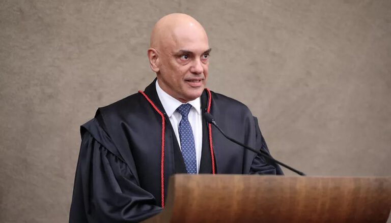 Alexandre de Moraes toma posse como presidente do TSE e defende sistema eleitoral