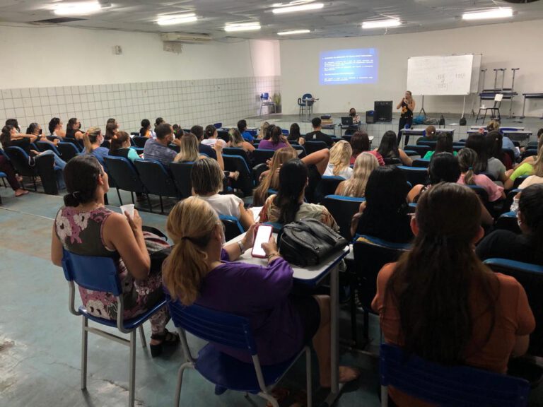 SMS realiza capacitação dos profissionais para fala sobre orientações relacionadas à Campanha de Multivacinação que acontecerá no município
