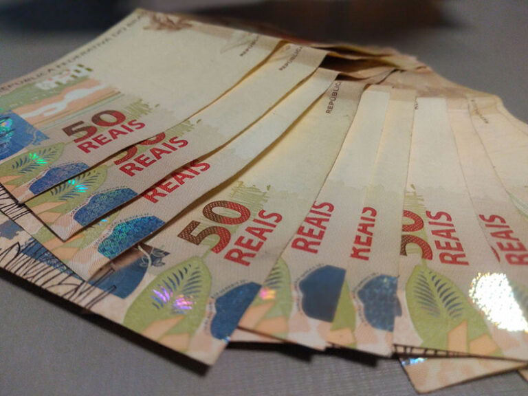 Governo propõe salário mínimo de R$ 1.302 em 2023