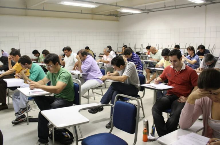 130 concursos estão abertos com 18 mil vagas e salários de até R$ 32 mil