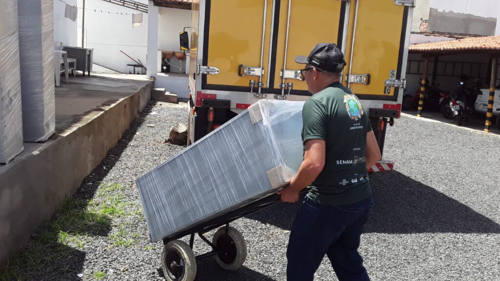 Escolas municipais de Picos são beneficiadas com novo mobiliário e dez laboratórios de informática para o início do ano letivo 2023