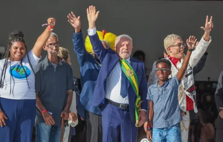 Posse: Lula recebe faixa de criança, indígena, mulher negra e pessoa com deficiência