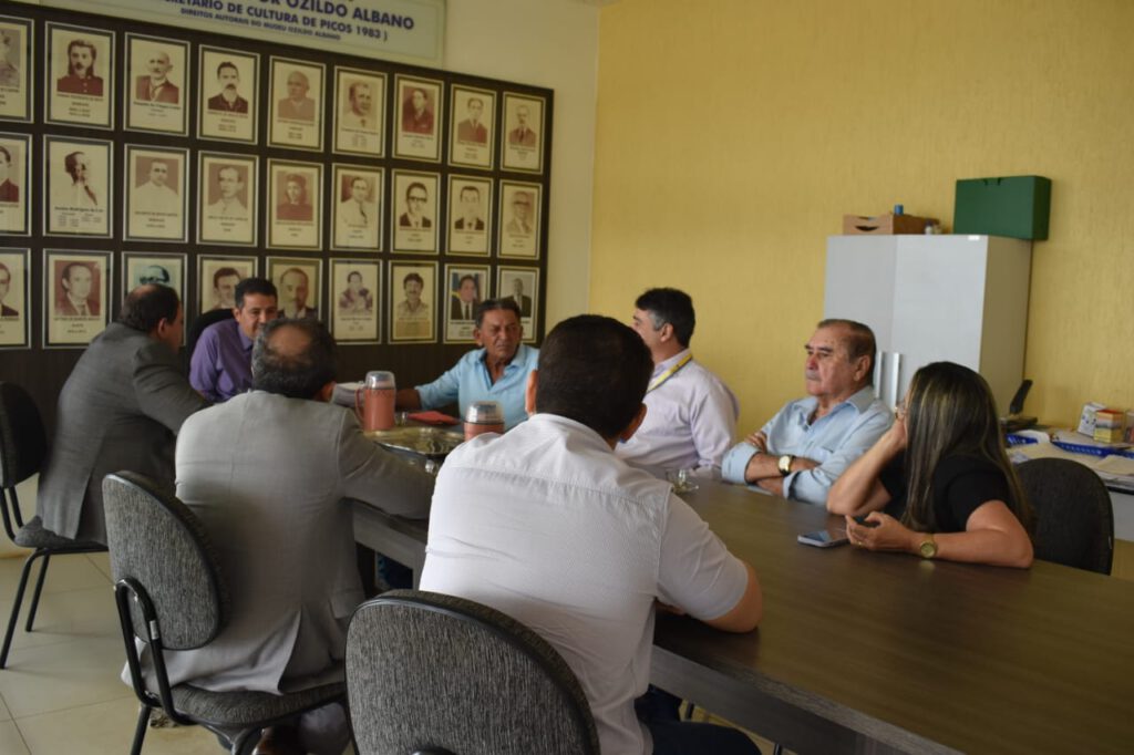 Prefeito Gil Paraibano recebe visita de representantes do Banco do Brasil para tratar de questões em prol de melhorias para o servidor público