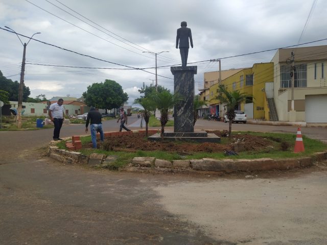 Prefeitura de Picos reforma rotatória entre as Avenidas Severo Eulálio e Nossa Senhora de Fátima