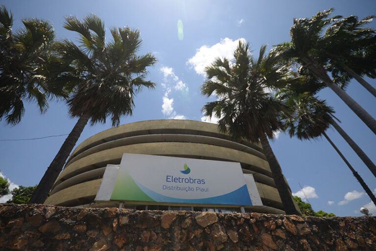 Concursados demitidos da Eletrobras cobram trabalho em cargos federais