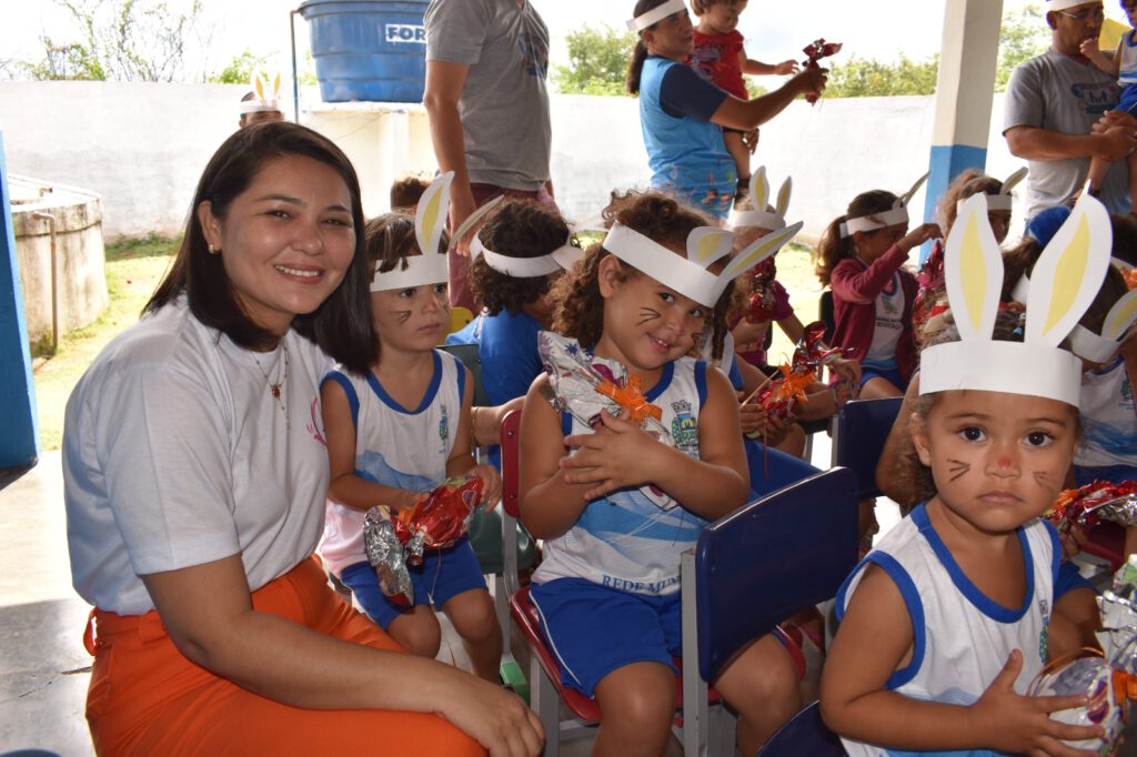 Projeto “Juntos Fazendo o Bem”, da primeira dama, Diana Belo, entrega Ovos de Páscoa para alunos da rede municipal de ensino de Picos