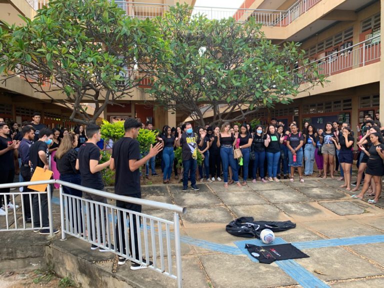 Acadêmicos de Direito da Faculdade R.Sá prestam homenagem a colega morto em acidente
