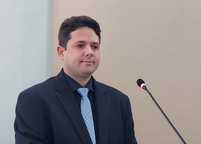 Vereador Eriberto apresenta requerimentos para melhorias na rede elétrica e no tráfego de Picos