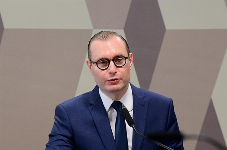 CCJ aprova indicação de Cristiano Zanin para o STF