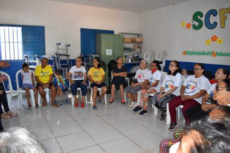 SEMTAS de Picos realiza palestra com idosos sobre alimentação saudável
