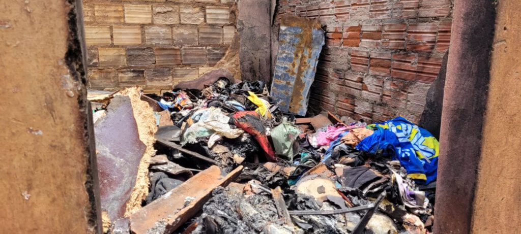 SEMTAS e Defesa Civil prestam assistência para moradora que teve casa incendiada por acidente doméstico no bairro São José