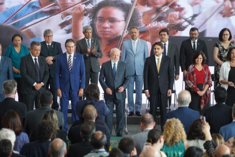 Título: “Piauí sai na frente com toda a rede estadual já com internet” diz governador no lançamento da Estratégia Nacional de Escolas Conectadas