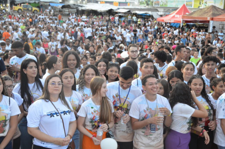 Com cerca de 5 mil jovens na praça da Catedral, termina a IV Missão Jovem na Diocese de Picos
