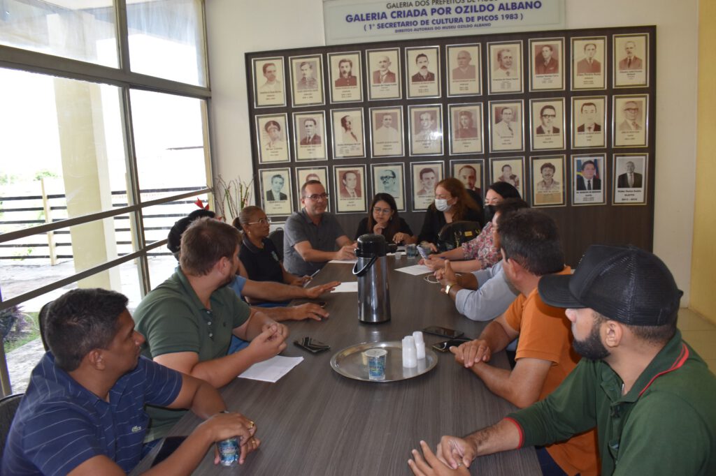Prefeitura de Picos promove reunião e discute programação das festividades de aniversário e final de ano