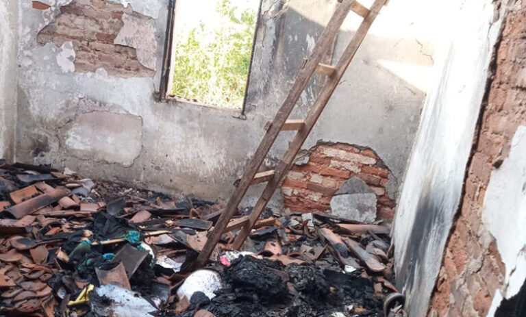 Idosa incendeia casa ao tentar matar aranha e família precisa de ajuda para reconstrução