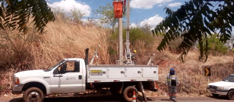 FUMIP realiza instalação de extensão de rede elétrica no Bairro Lousinho Monteiro