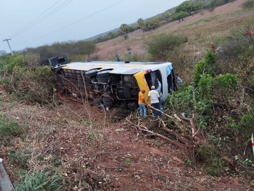 Acidente grave com ônibus na PI-245 deixa uma pessoa morta e vários feridos