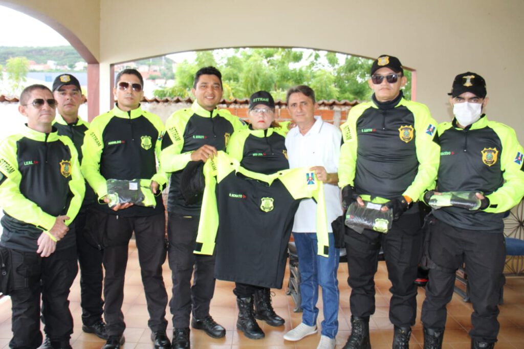 Agentes de Trânsito são contemplados com novos kits de uniformes