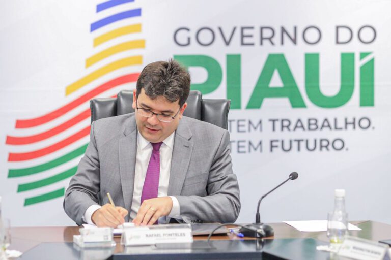 Governador anuncia reajuste salarial acima da inflação para professores da rede estadual