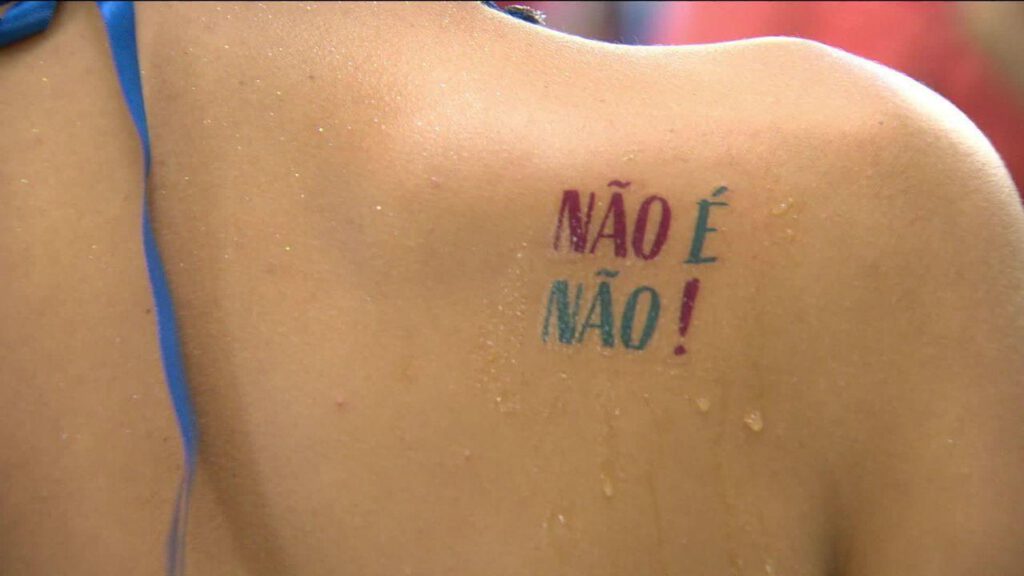 19% dos brasileiros veem com naturalidade um homem “roubar” um beijo de uma mulher no Carnaval