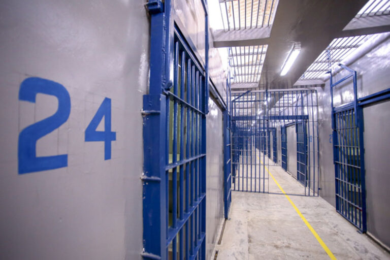 Quebrando cadeados, 17 presos fogem de penitenciária no Piauí