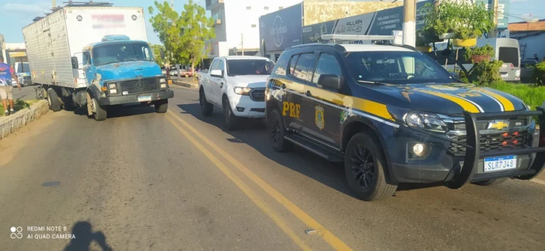Picos: caminhonete colide em viatura da PRF na BR 316