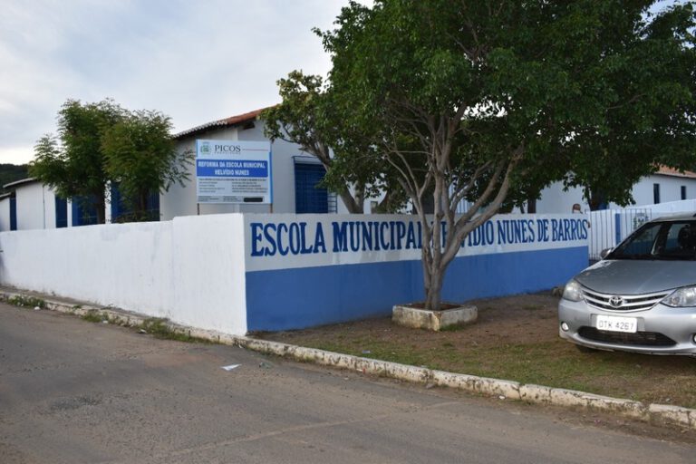 Prefeitura de Picos realiza serviço de limpeza em escola no bairro Fátima do Piauí