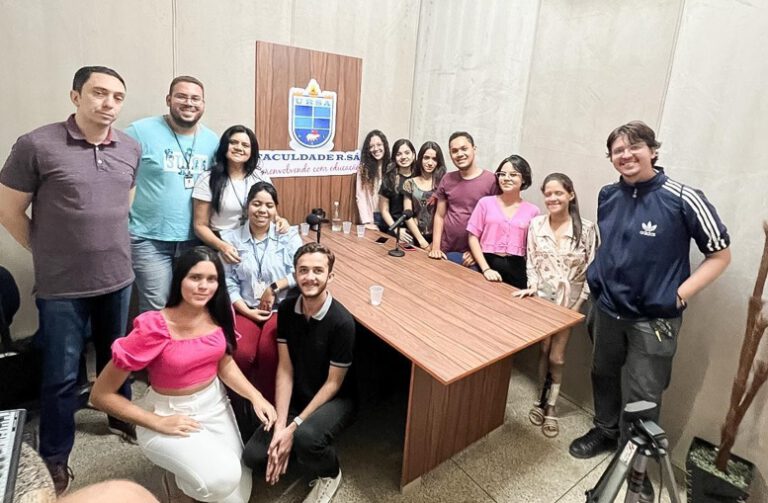 Alunos e professores da Faculdade R.SÁ produzem podcast sobre o papel da mulher na sociedade   