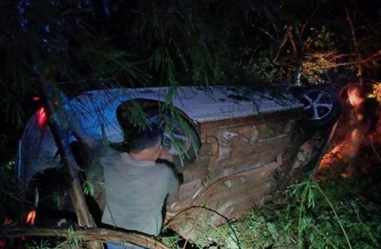 PRF resgata idoso que estava preso nas ferragens de um veículo tombado na BR-316 em Picos (PI)