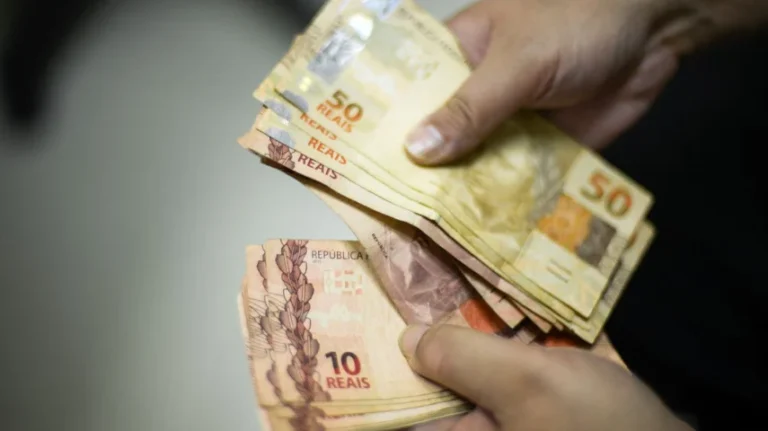Governo do presidente Lula prevê salário mínimo de R$ 1.502 em 2025